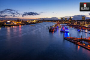 Hamburg Hafenpanorama zur blauen Stunde